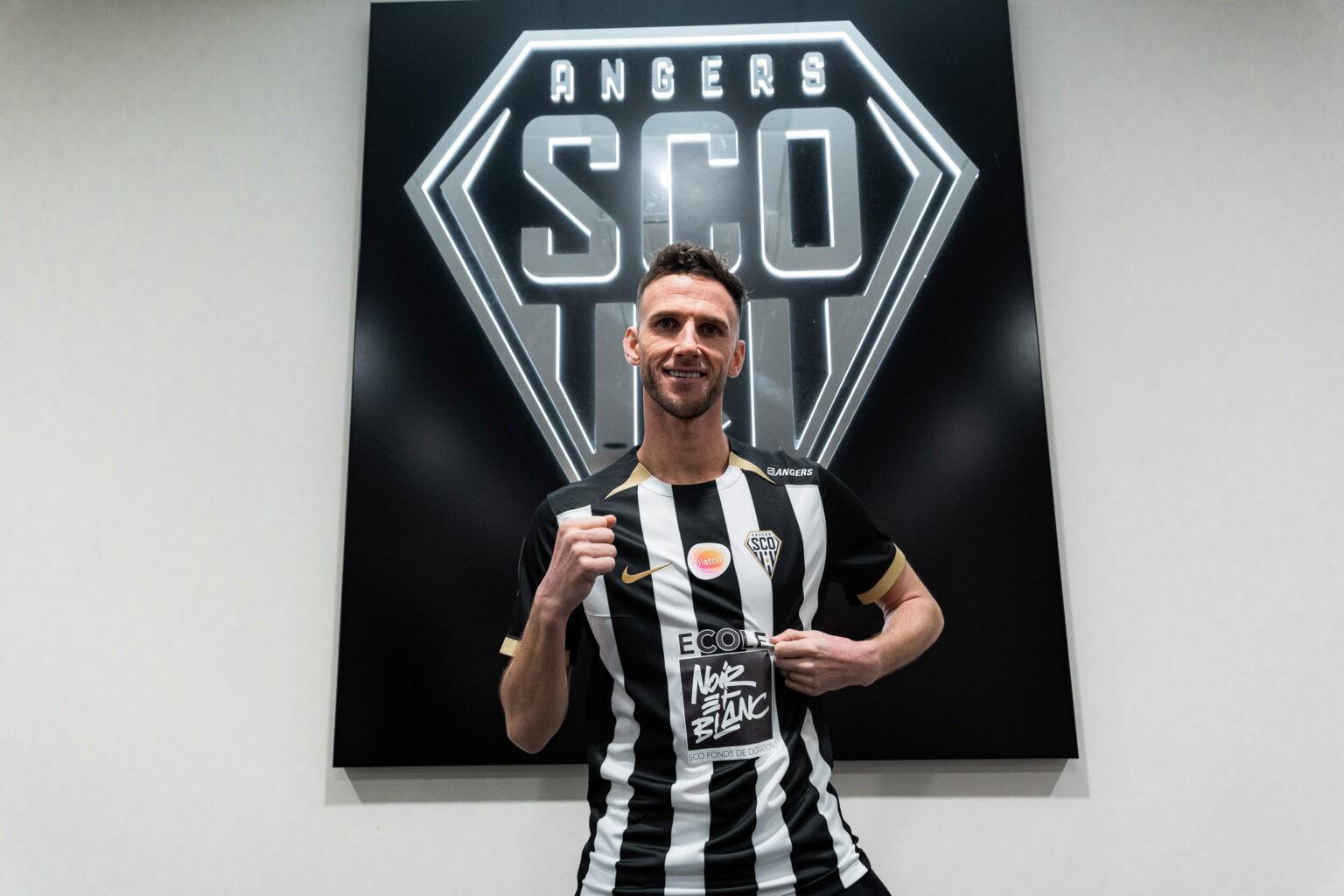 官方:昂热租借阿贾克斯中场范登博门至本赛季结束