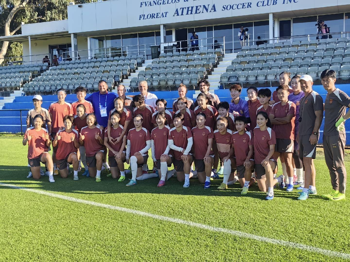 米乐-中国女足珀斯最后一练，场地工作人员与全队合影留念